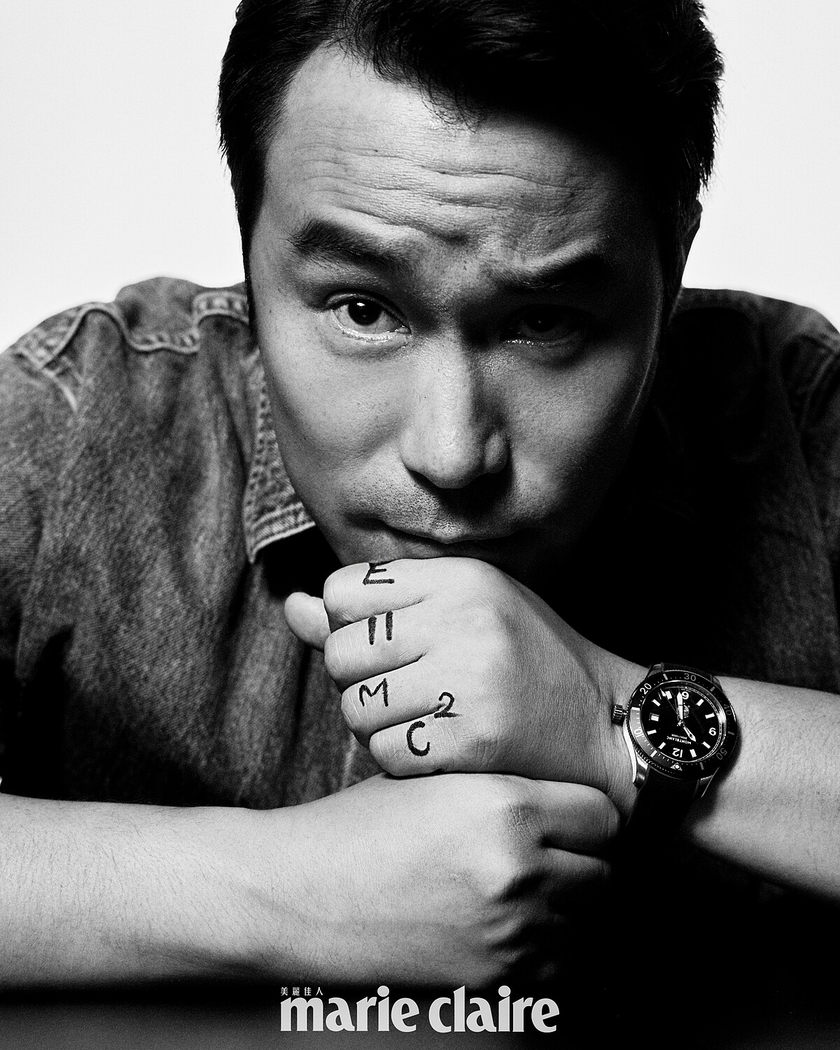 牛仔襯衫外套，Dior；Iced Sea 系列日期顯示自動腕錶，Montblanc。