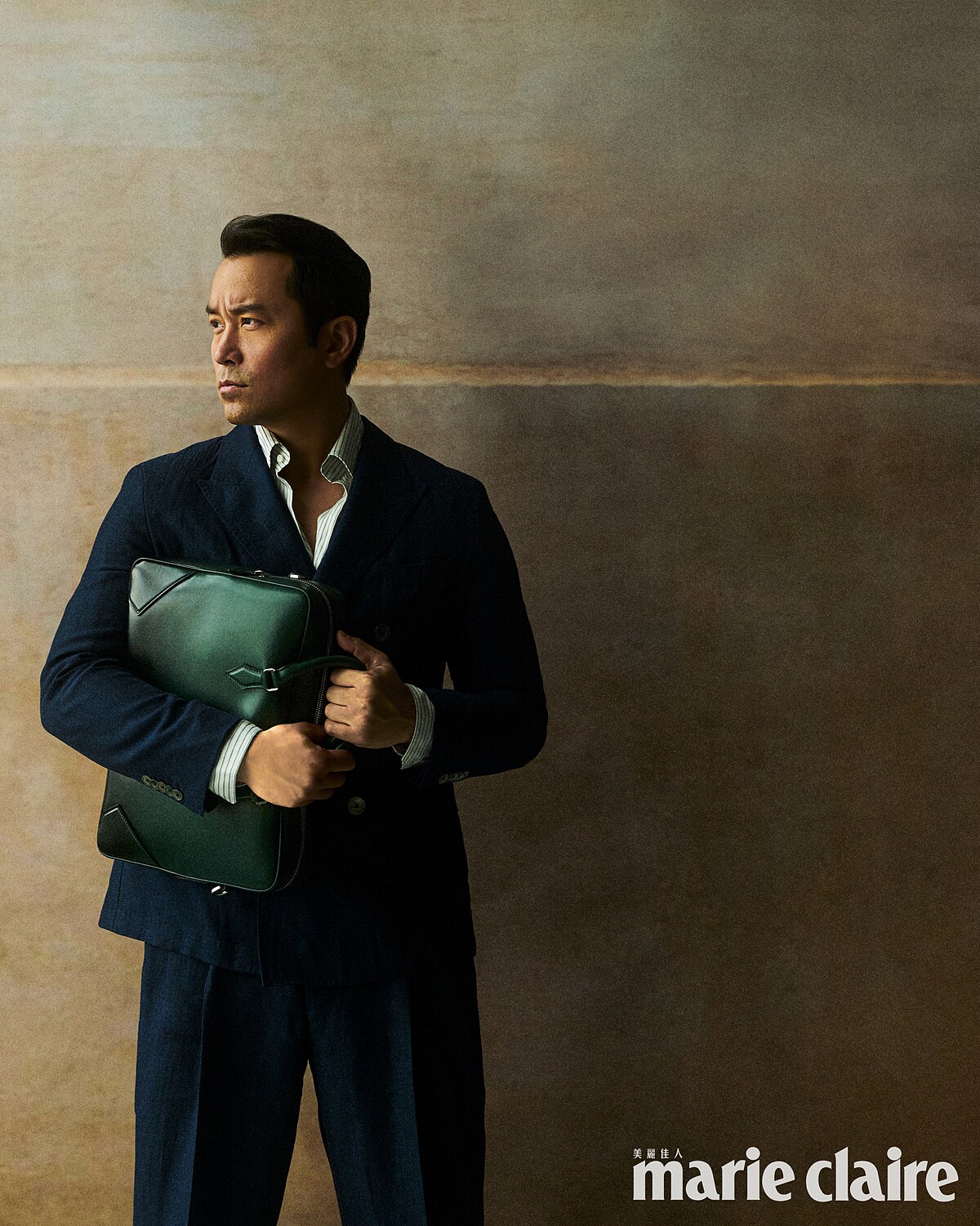 深藍色西裝套裝、黑色條紋襯衫，both by Boss；大師傑作系列公事包，Montblanc。