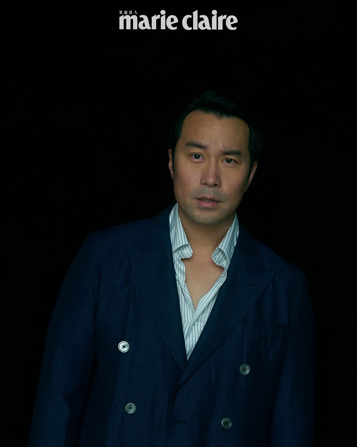 深藍色西裝套裝、黑色條紋襯衫，both by Boss。