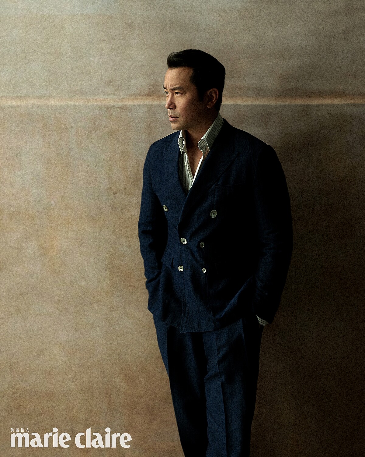 深藍色西裝套裝、黑色條紋襯衫，both by Boss