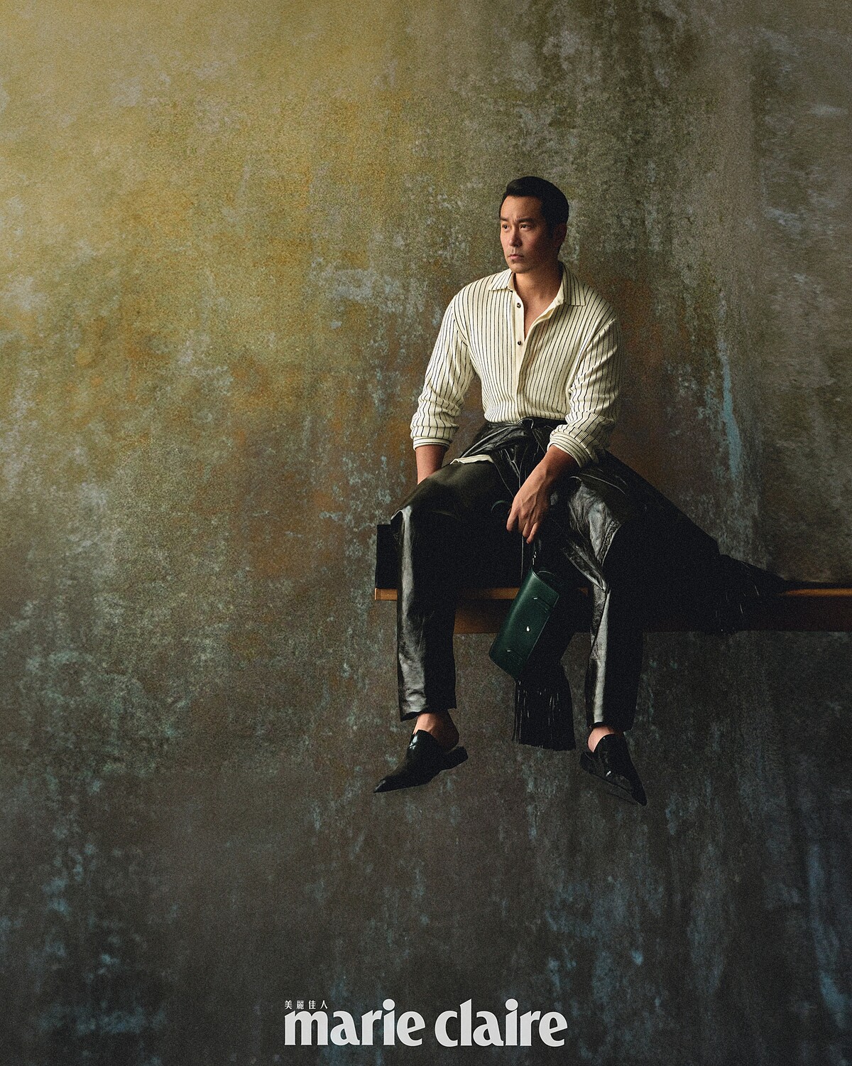 細條紋針織上衣、小羊皮流蘇綁帶裙、小羊皮長褲、黑色穆勒皮鞋，all by Bottega Veneta；大師傑作系列郵差包，Montblanc。