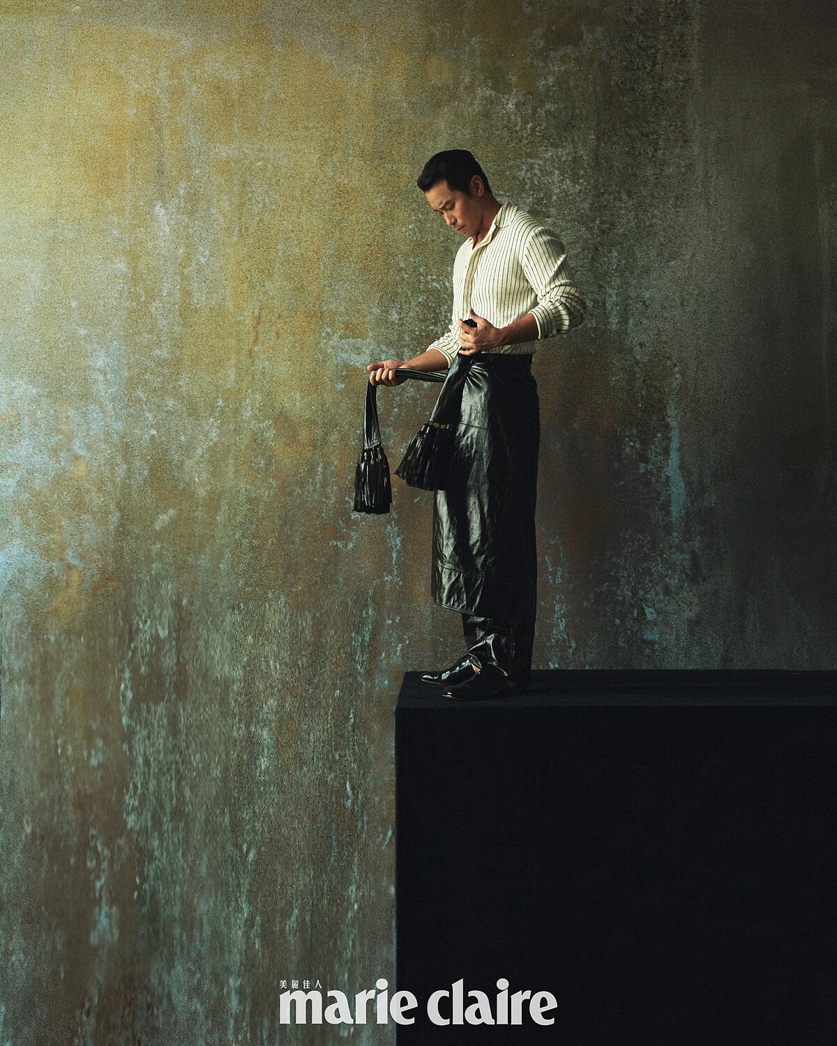 細條紋針織上衣、小羊皮流蘇綁帶裙、小羊皮長褲、黑色穆勒皮鞋，all by Bottega Veneta。