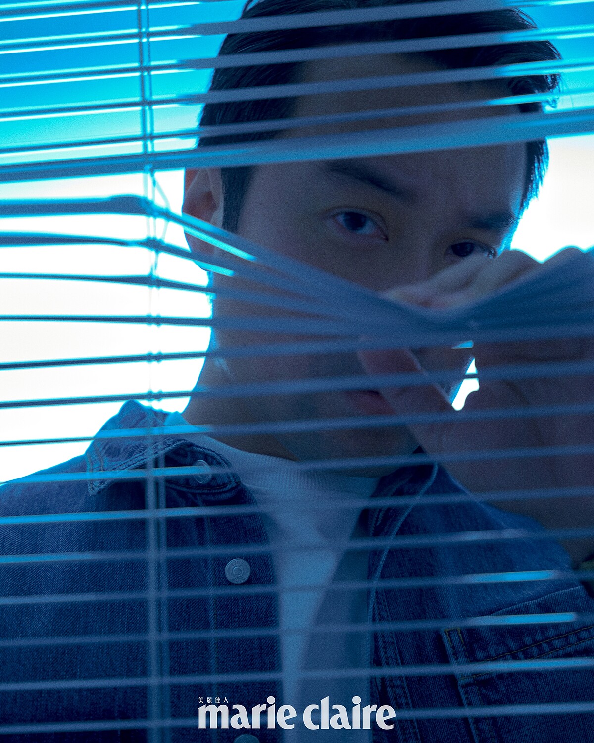 牛仔襯衫外套、白色 T 恤，both by Dior。