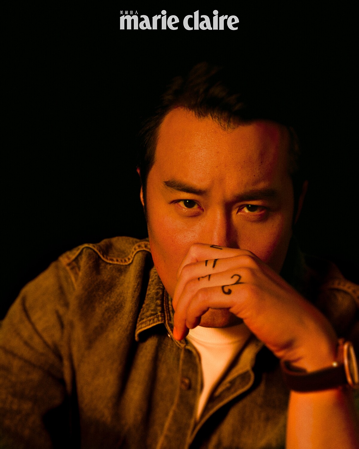 牛仔襯衫外套、白色 T 恤，both by Dior；Iced Sea 系列日期顯示自動腕錶，Montblanc。