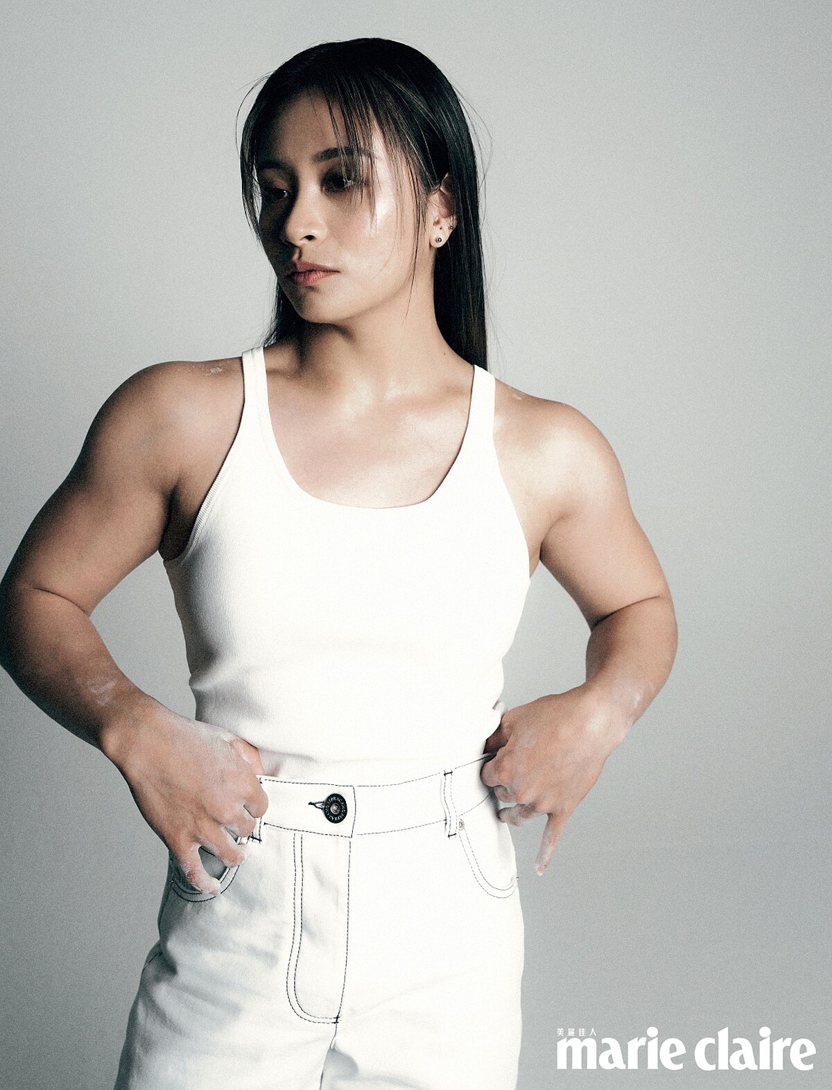 白色坦克背心、白色牛仔褲、白色運動鞋，all by Ferragamo。