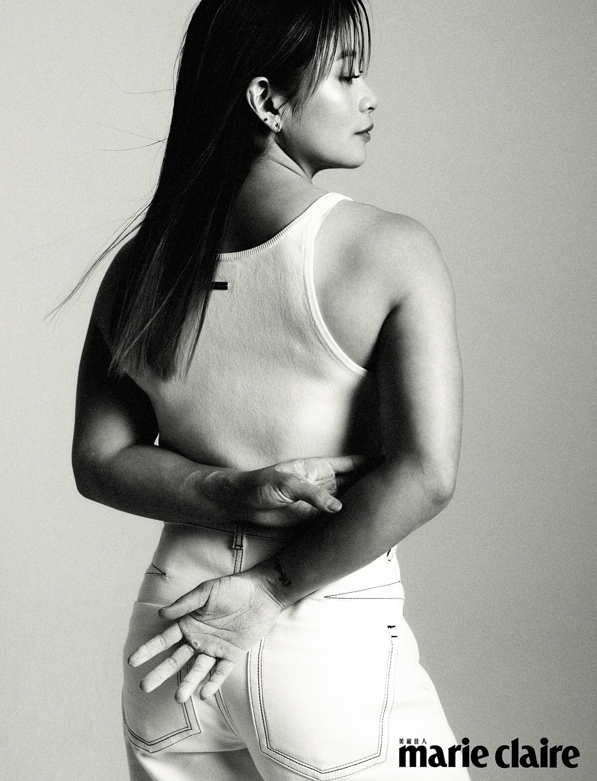 白色坦克背心、白色牛仔褲、白色運動鞋，all by Ferragamo。