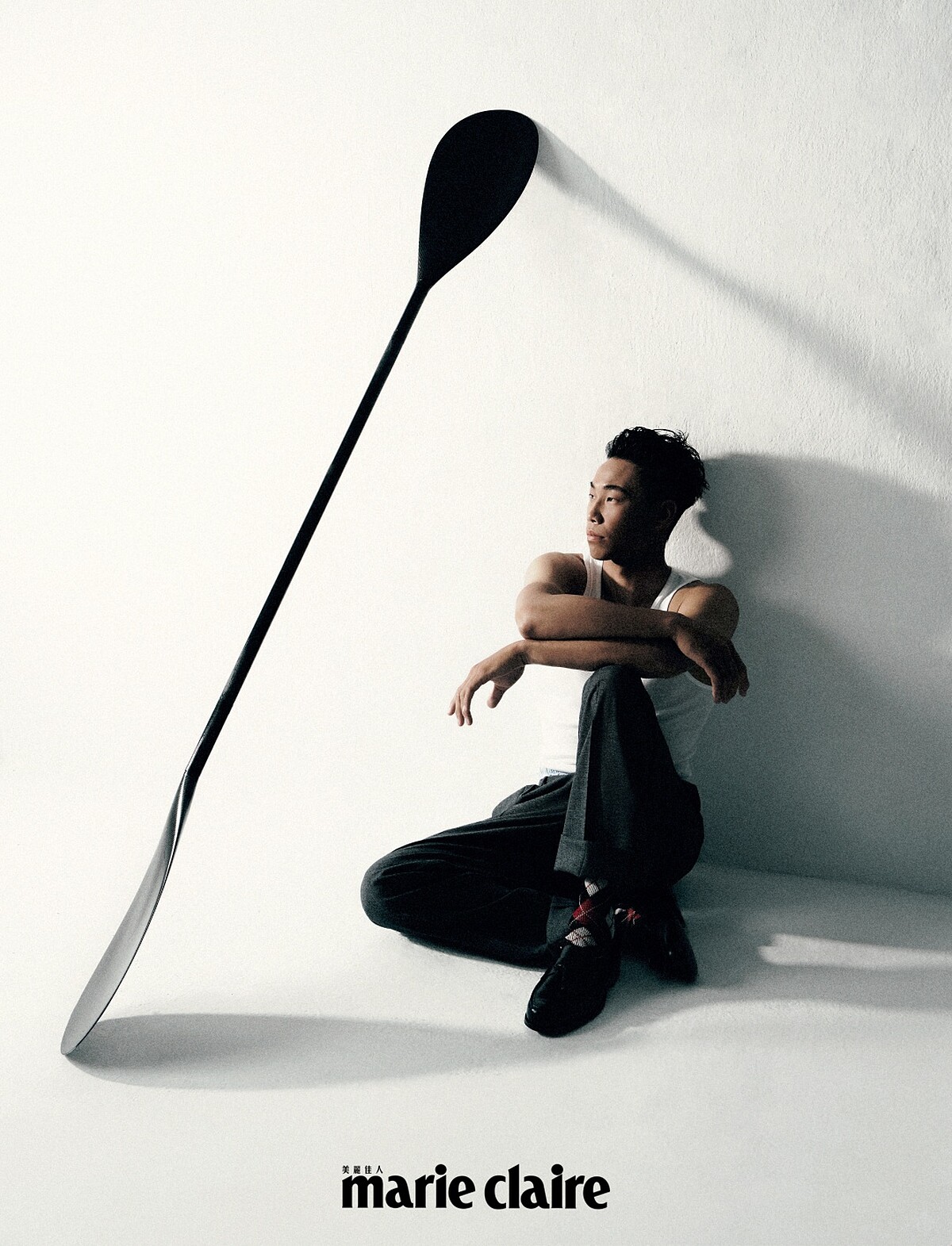 藍色條紋內褲、灰色西裝長褲、紅色格紋襪、黑色皮鞋，all by Prada。