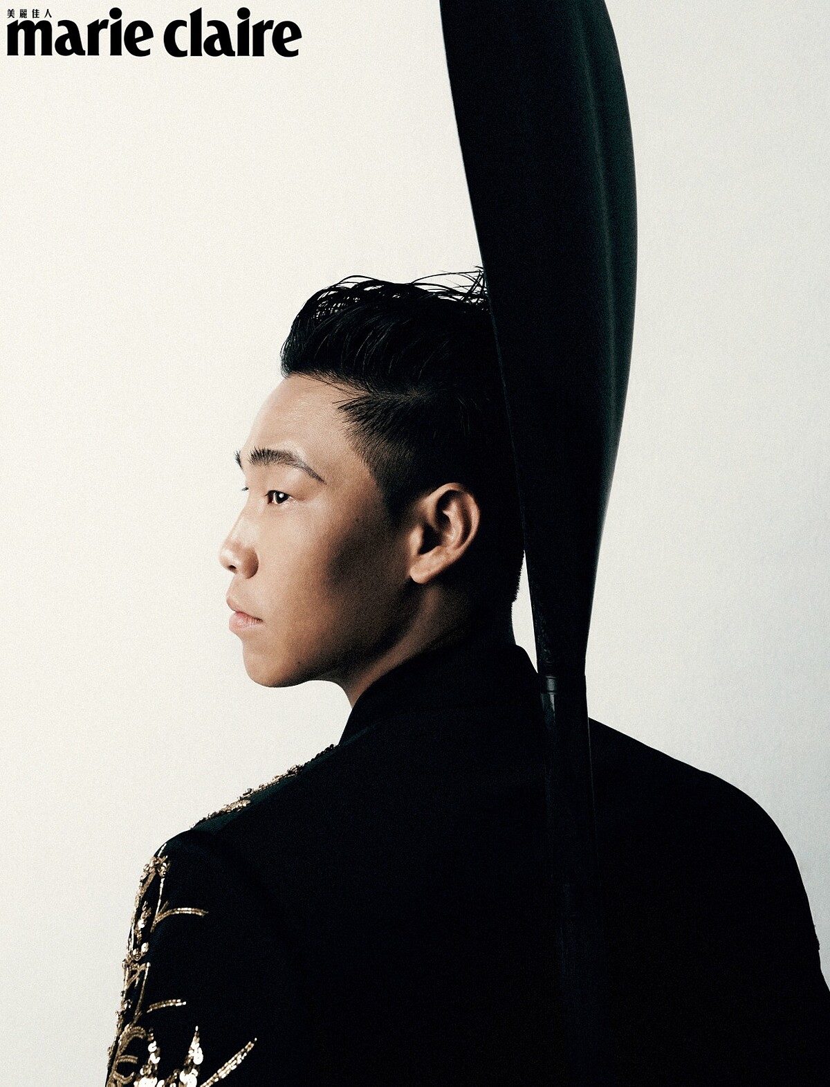 黑色刺繡西裝外套，Balmain。