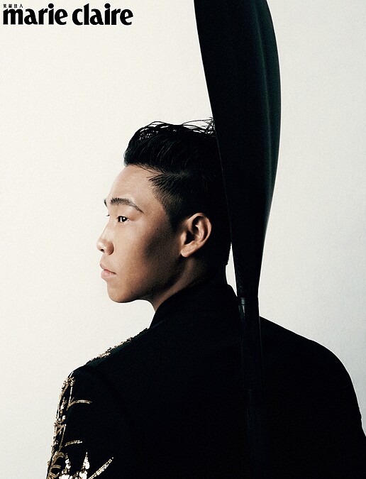 黑色刺繡西裝外套，Balmain。