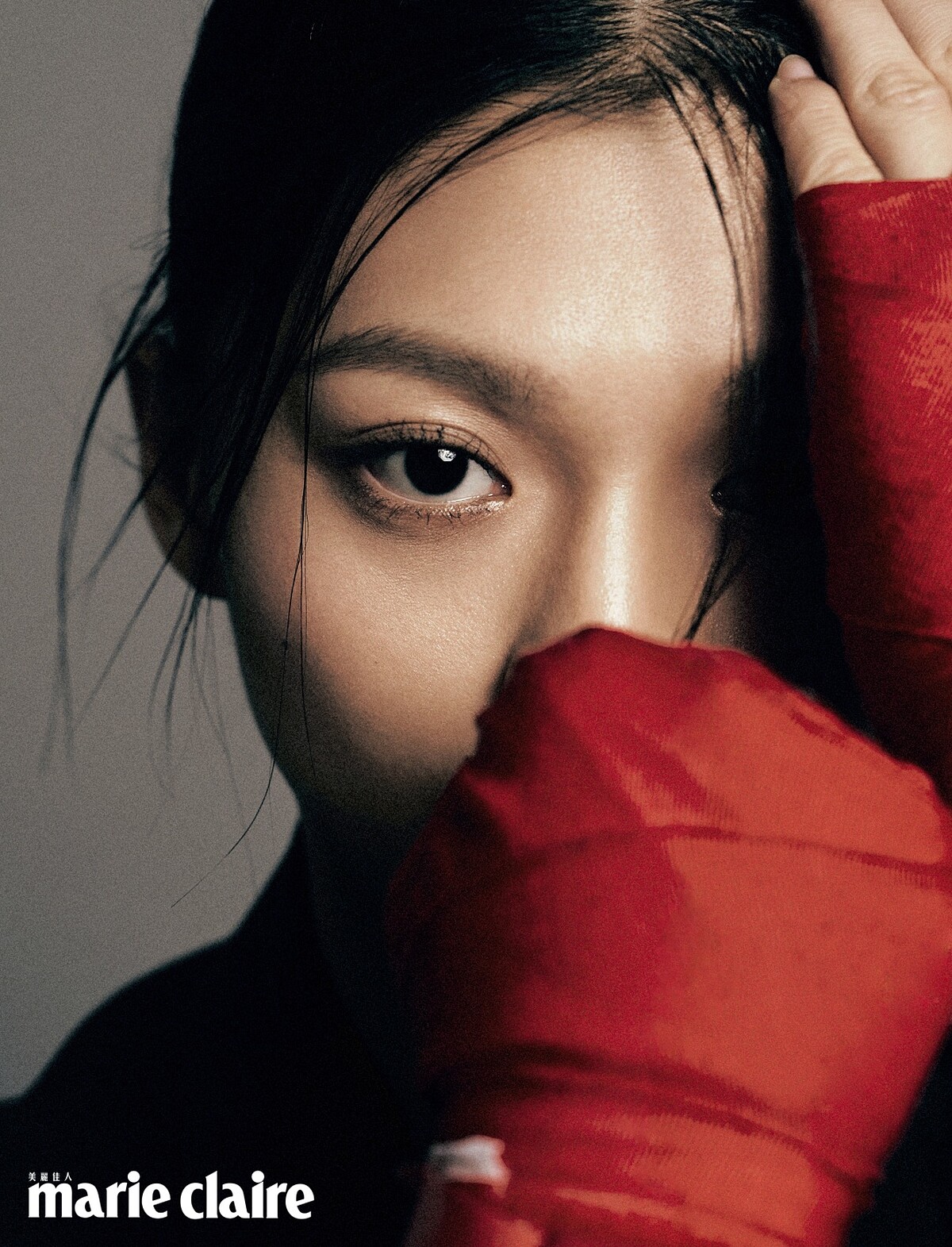 黑色無袖西裝外套、白色背心，both by Gucci。