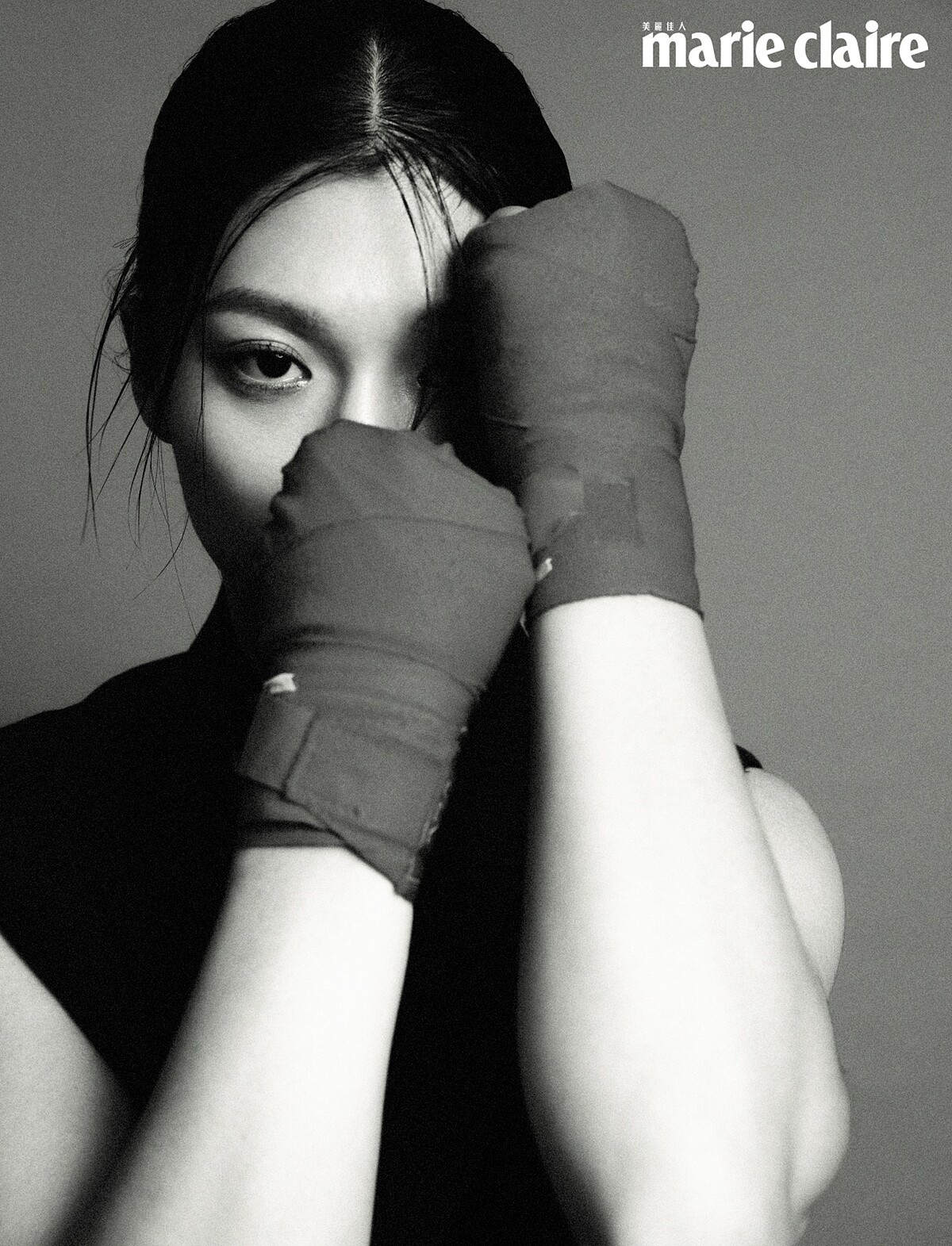 黑色無袖西裝外套、白色背心，both by Gucci。