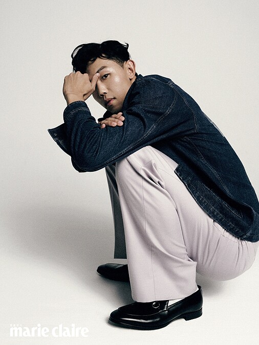 丹寧外套、紫色西裝長褲、馬銜鍊樂福鞋,all by Gucci。