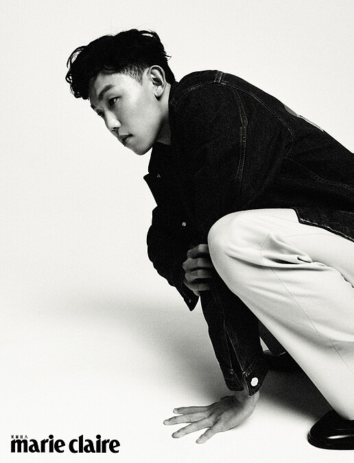 丹寧外套、紫色西裝長褲、馬銜鍊樂福鞋,all by Gucci。