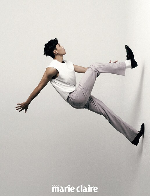 白色無袖上衣,Msgm;紫色西裝長褲、馬銜鍊樂福鞋 both by Gucci。