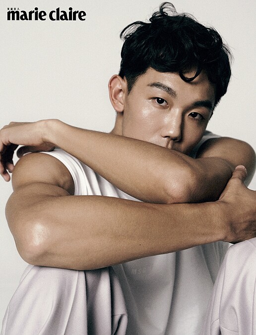 白色無袖上衣,Msgm;紫色西裝長褲、馬銜鍊樂福鞋 both by Gucci。