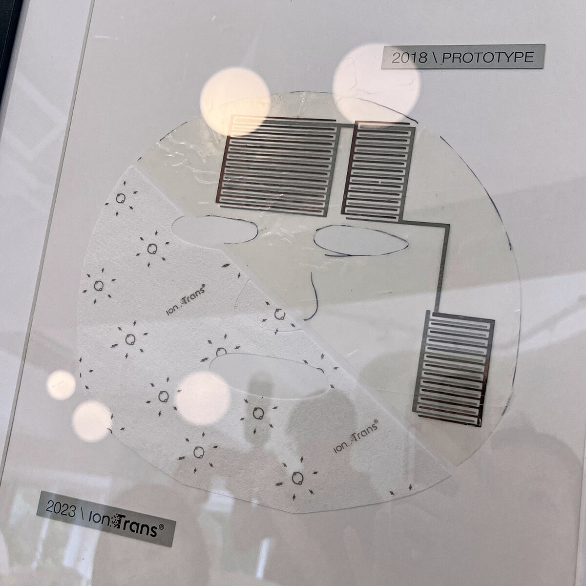 剛開始研發時,面膜紙上還曾印了小小的電路板,一路改良到現在版本。