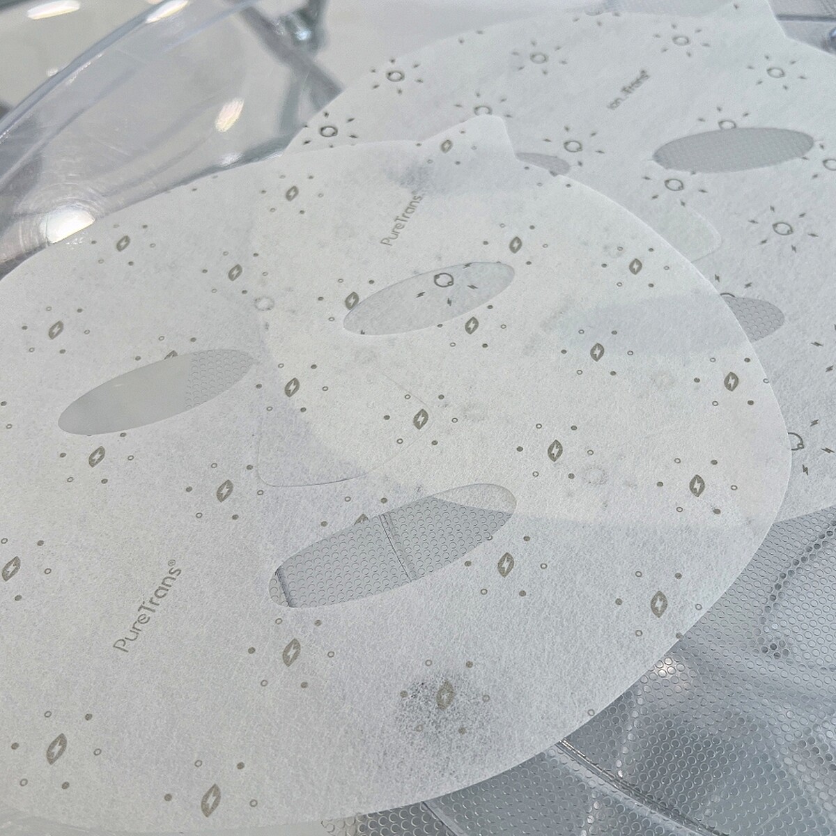 AKIMIA(左)乾式微電流面膜上的圖案和(右)濕式面膜的略不同。