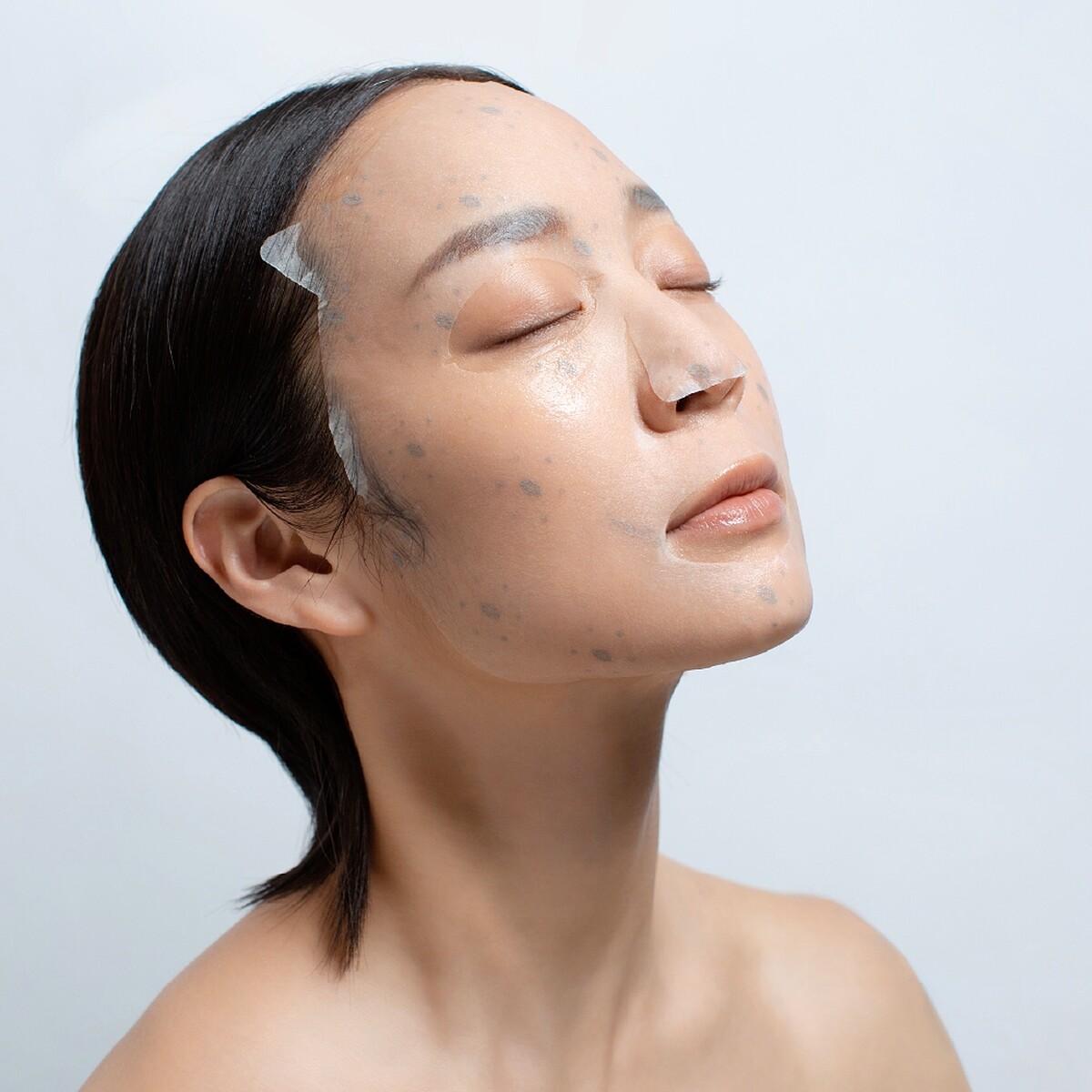 AKIMIA 3重胜肽終極緊塑乾式微電流面膜情境圖。