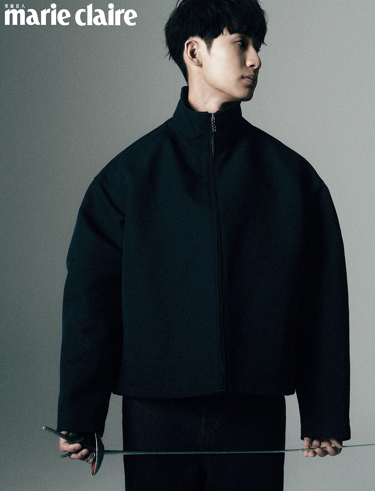 藍色羊毛刺繡拉鏈外套、長褲，both by Gucci。