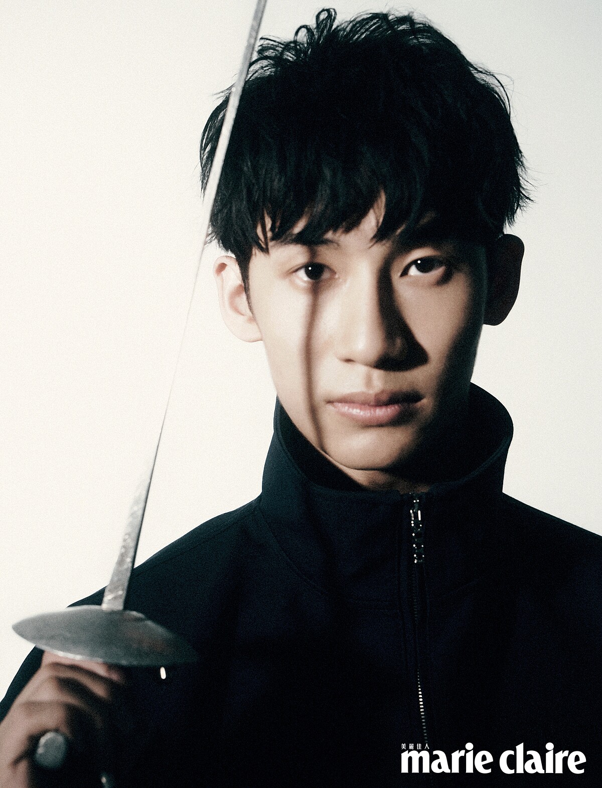 藍色羊毛刺繡拉鏈外套，Gucci。