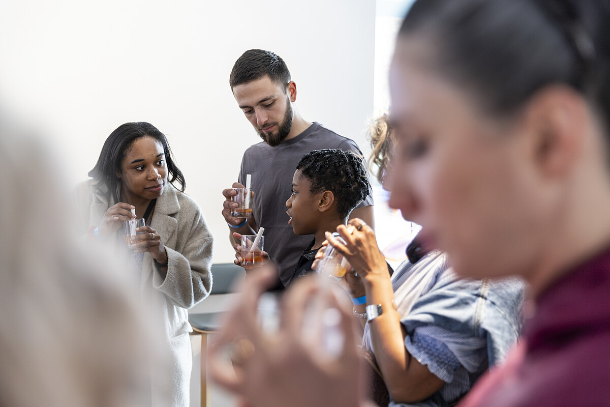 台灣藝術家顧廣毅與英國藝術家羅伯特・強森共同創作的跨國作品《蝙蝠祭》，日前在倫敦國際戲劇節世界首演。演出現場當地觀眾喝到特殊調製的蝙蝠檸檬珍珠茶，既有台灣珍珠奶茶的精神，又有新創的口感，令人耳目一新。
