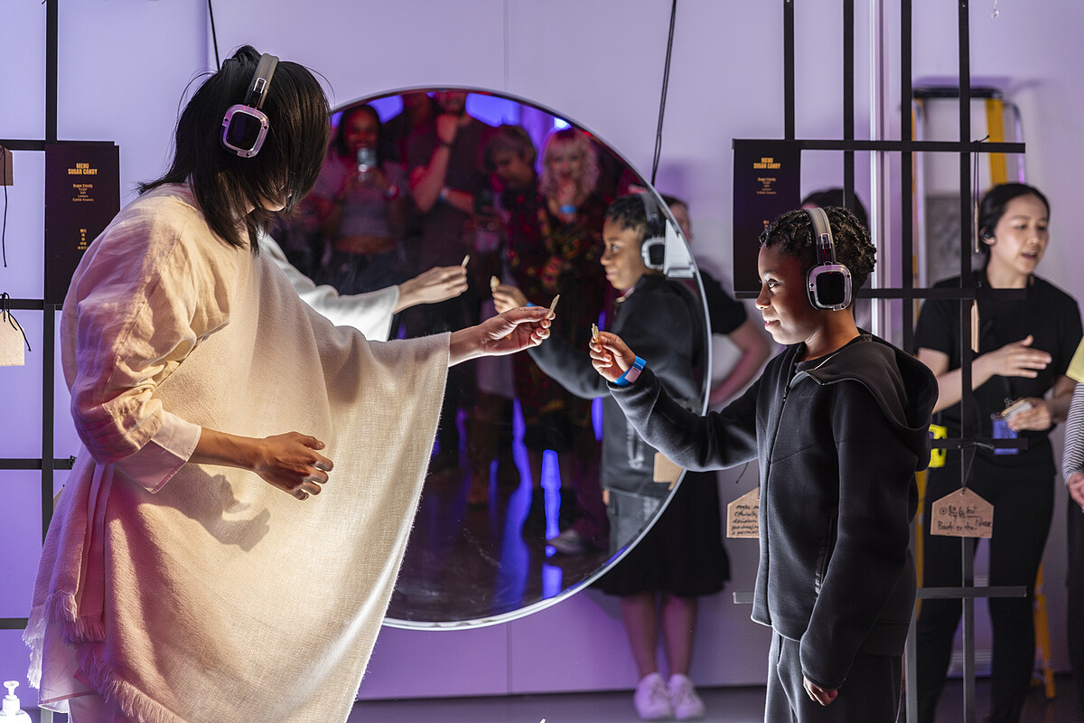 北藝中心與倫敦國際戲劇節共製的作品《蝙蝠祭》，是一場探討人與自然生態平衡的沈浸式體驗表演。