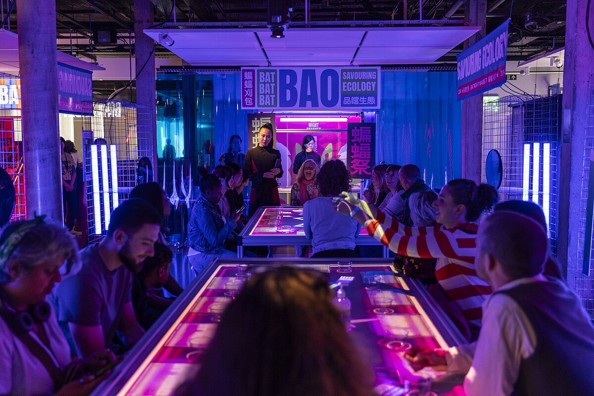 北藝中心與倫敦國際戲劇節共製的作品《蝙蝠祭》，展演現場是一場夜市文化饗宴。