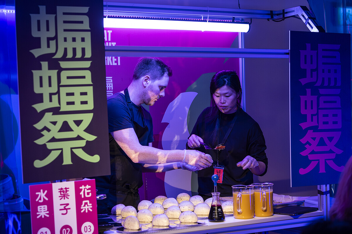 北藝中心與倫敦國際戲劇節共製的作品《蝙蝠祭》，觀眾可吃、可聽、可看、可玩，特製食物設計料理蝙蝠刈包，餡料是以南瓜製作的純素料理。