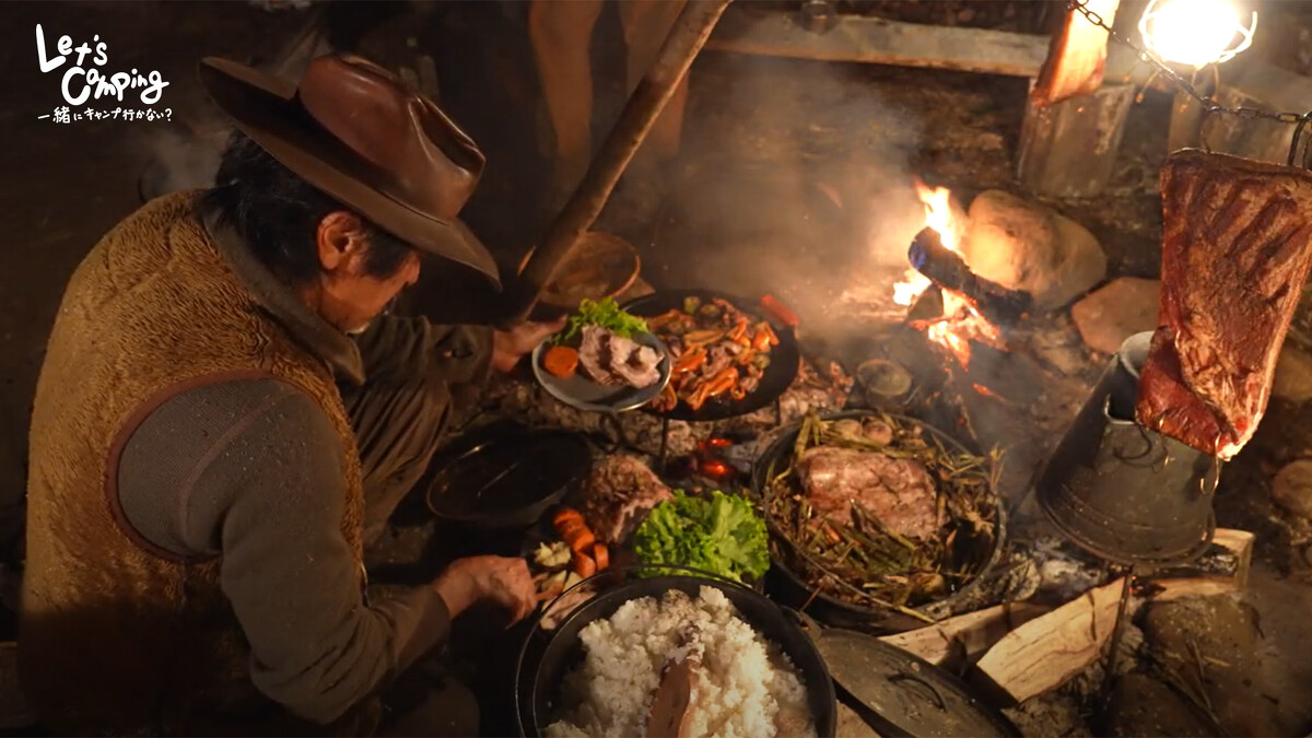 師匠指導了台灣少見的烹煮方式，包含以木頭悶燒的「焚火料理」