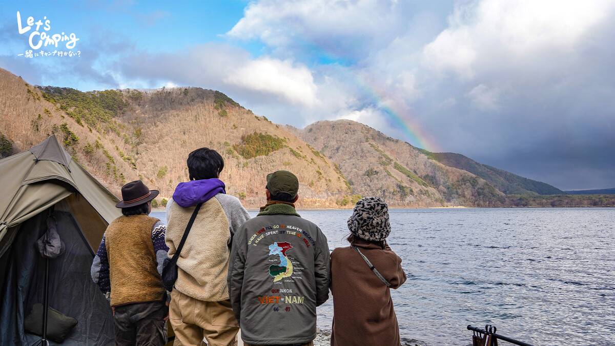 露營時幸運看到湖畔出現彩虹，小玉大喊：「這是好預兆，節目會紅。」