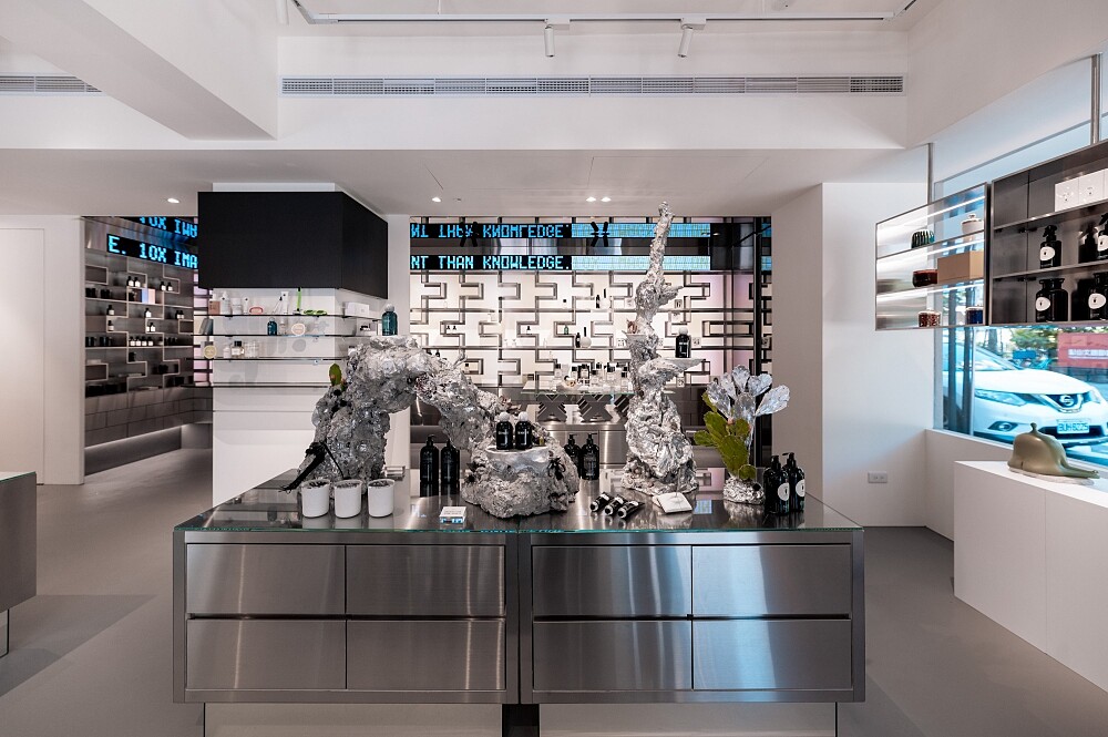 10X松菸概念店結合策展概念與季節主題，讓藝術作品的美學語彙與商品故事交織演繹(圖片提供10X)。