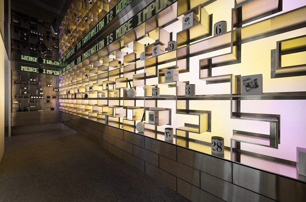 10X松菸概念店拼圖造型展示牆，結合燈光藝術家賴雨農團隊設計之特色光影，強化獨特感官體驗(圖片提供10X)。