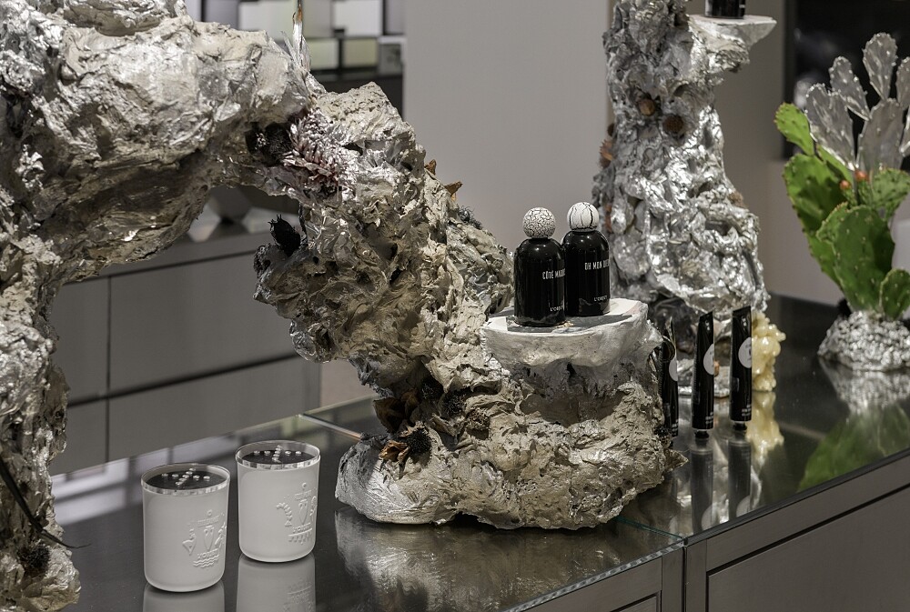 複合媒材作品「銀色萌發的新」由MoF團隊為10X專屬打造，展現盎然綻放的繁盛面容(圖片提供10X)。