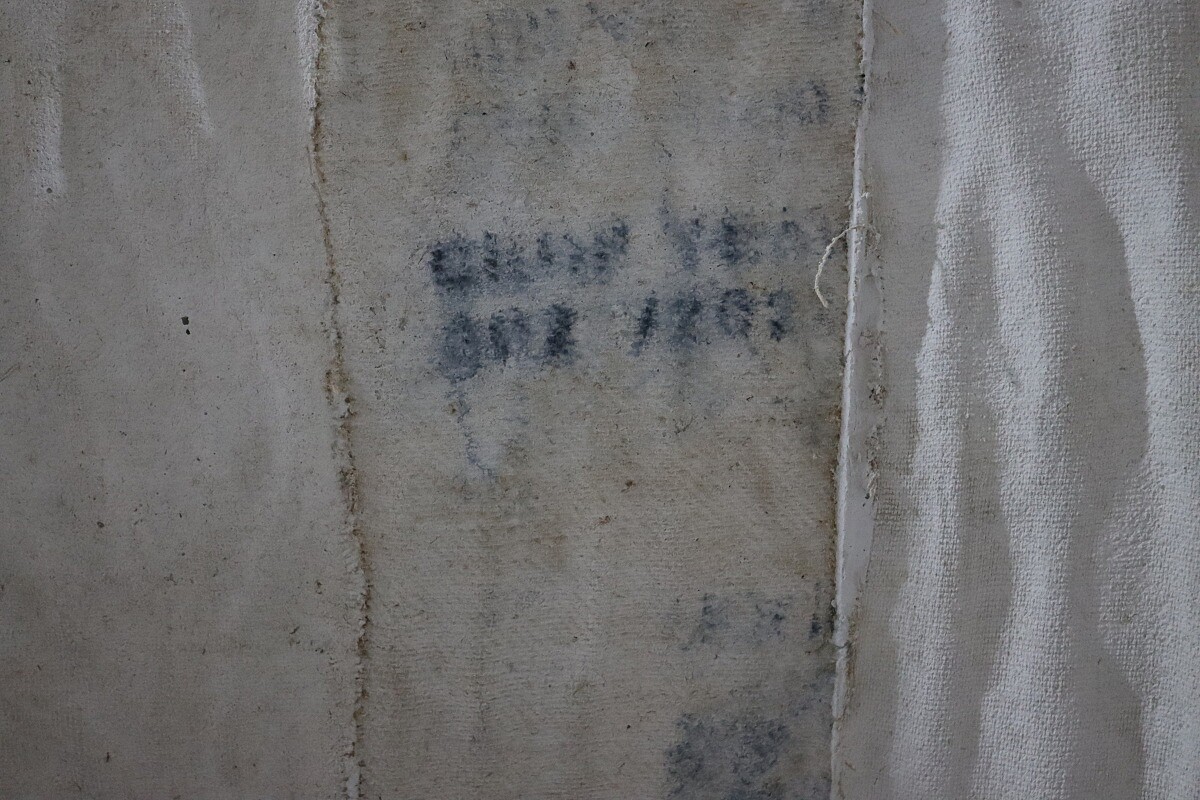 吧台不規則的立面的肌理，則是生豆的麻布袋所轉印而成。