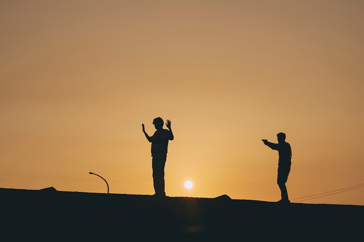 小陳拿槍對準阿弟仔，卻無法扣下板機。