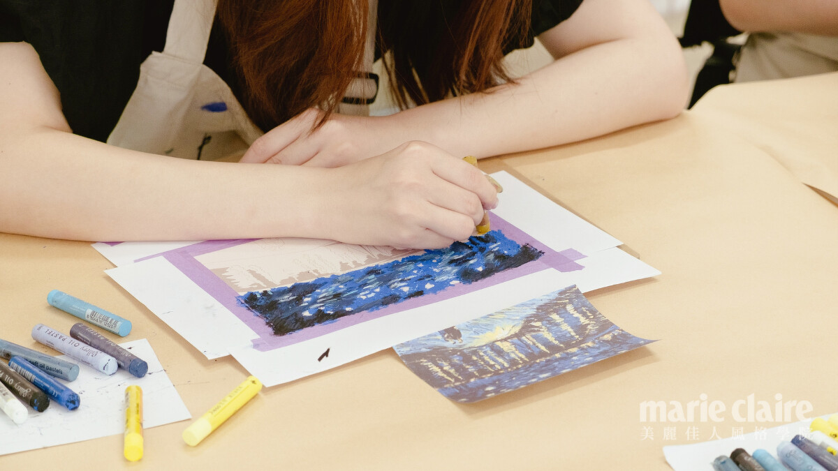 週末的午後，學員一起沉浸在繪畫的世界裡。