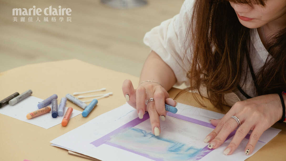 週末的午後，學員一起沉浸在繪畫的世界裡。
