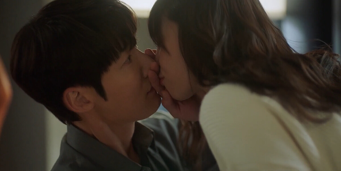 桂志雄本能反應出手阻擋，讓李微進啄木鳥吻變「手掌吻」，讓李微進超尷尬