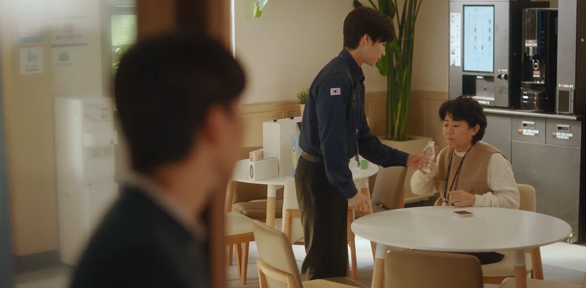 隔天高原(中)就買了一堆保健食品，要林順立刻吃，被搜查官(左)偷聽到