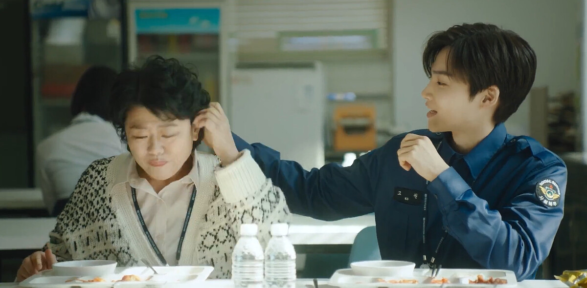 高原忍不住伸手替林順挽頭髮到耳後、撿去毛衣上的落髮