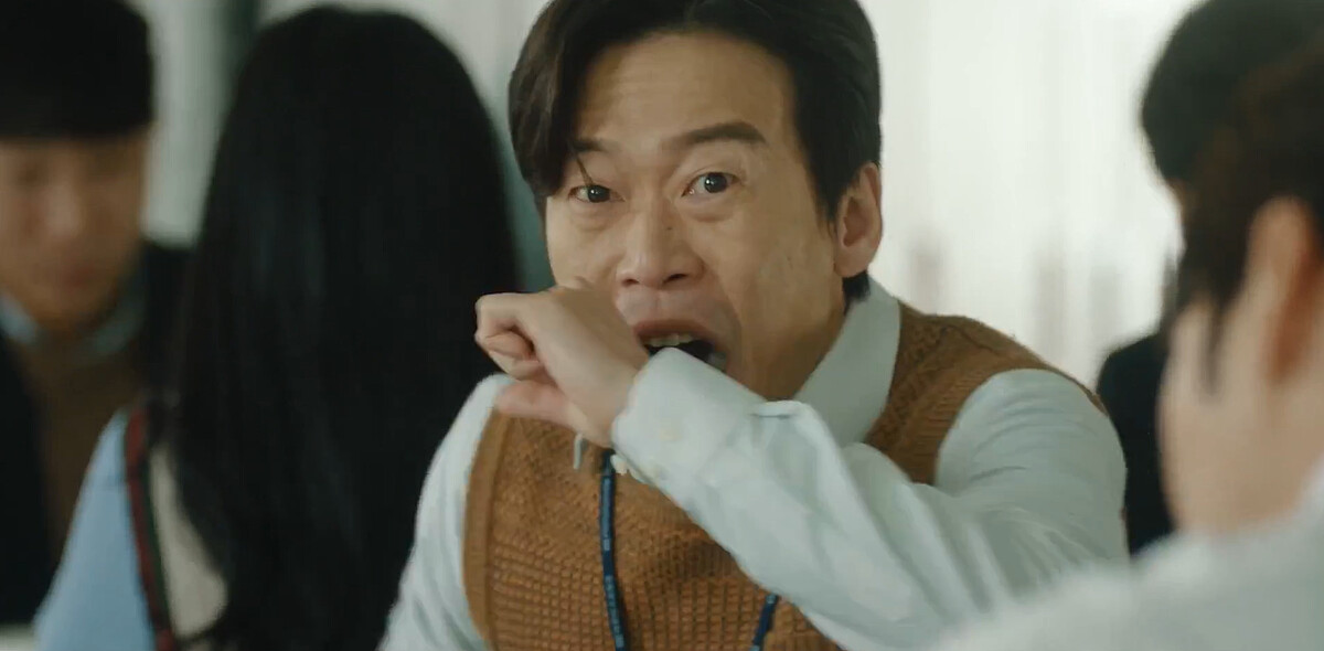 尹炳熙飾演搜查官被高原、林順親密互動嚇到吃手手