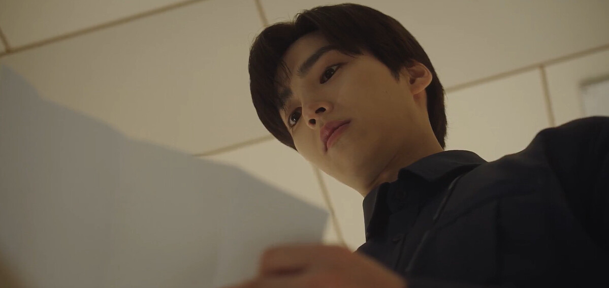 高原再度收到密函，通報次長有人混入中高齡實習生，非常擔心林順秘密曝光