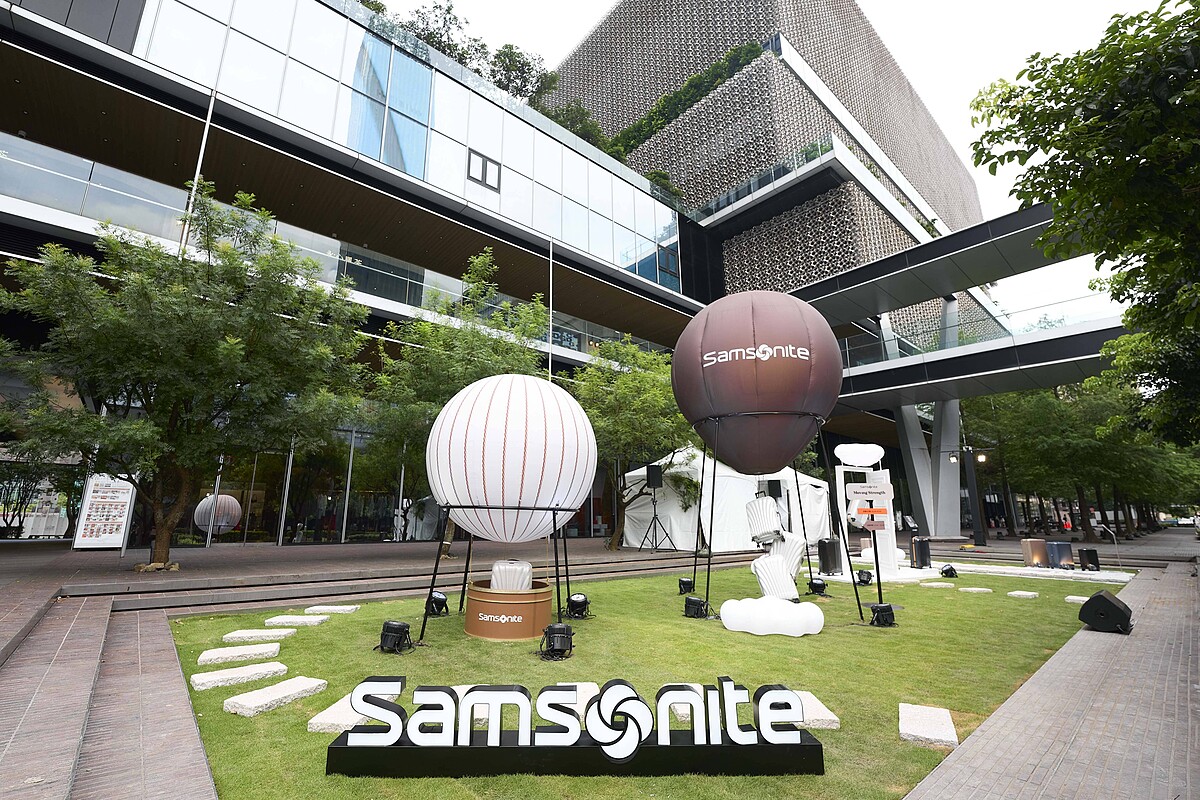 《Samsonite Moving Strength Theme Park 無畏前行主題公園》今日起於台北微風南山1樓北側戶外場地 盛大開幕，現場設置多處互動裝置，包含「冒險熱氣球」、「雲朵之門」及「機場伸展台」區域。