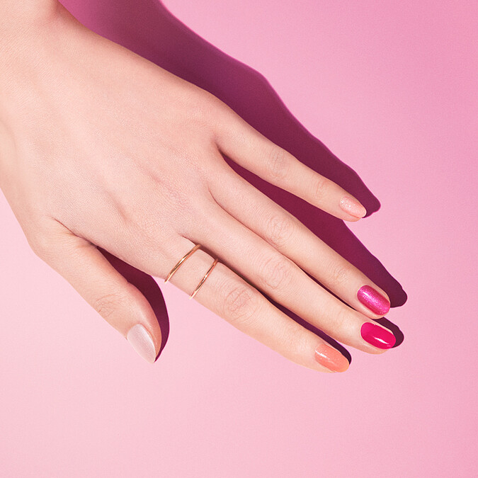 NAIL HOLIC粉紅控指甲油情境圖。