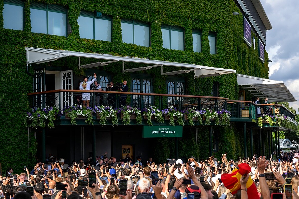 勞力士代言人及 2024 溫布頓男子單打冠軍卡洛斯艾卡拉茲（CARLOS ALCARAZ）在球員陽台上慶祝