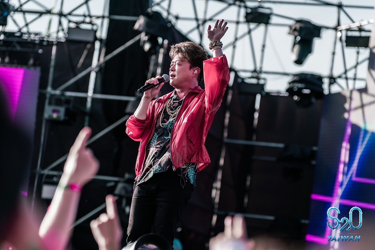 翁立友表演現場台上台下互動超嗨