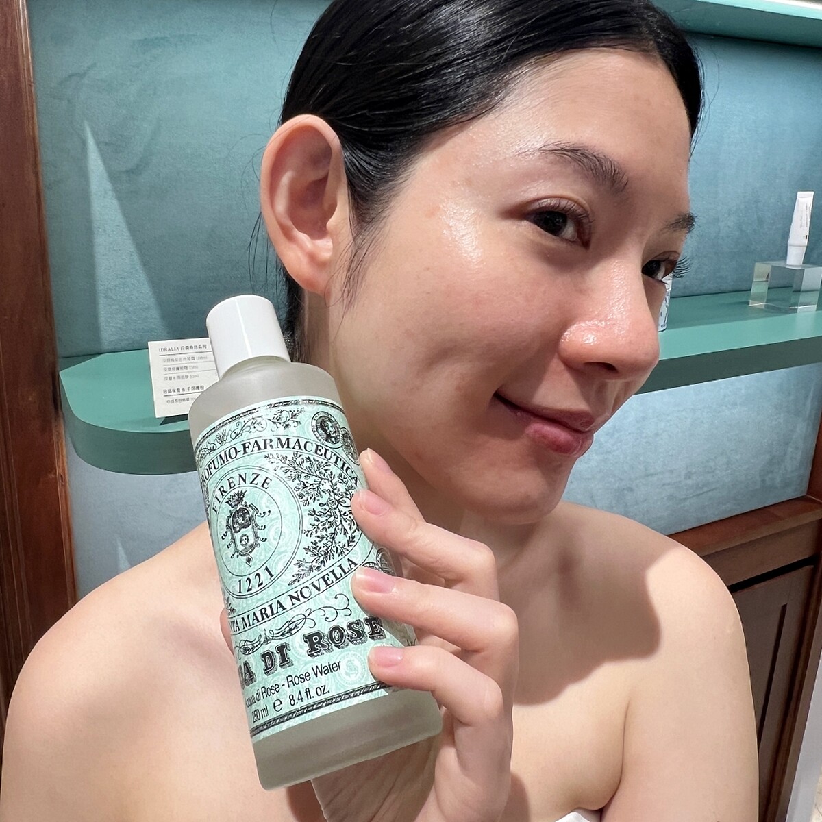 Santa Maria Novella玫瑰純露使用示意。