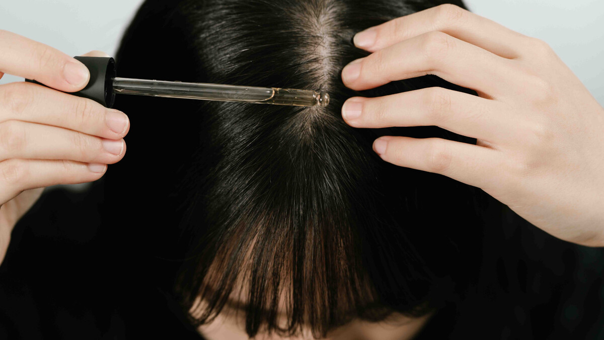 「追根究柢養髮精華」具清爽質地和橙花花水淡雅氣味。