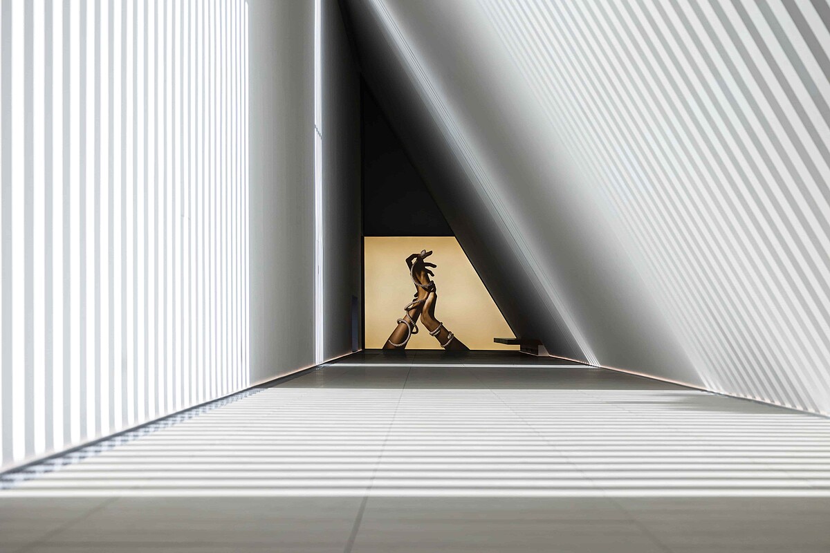 寶格麗SERPENTI系列傳世蛻變珍藏藝術展北京站會場入口處,在光影錯落之下展現出靈動的氣勢。