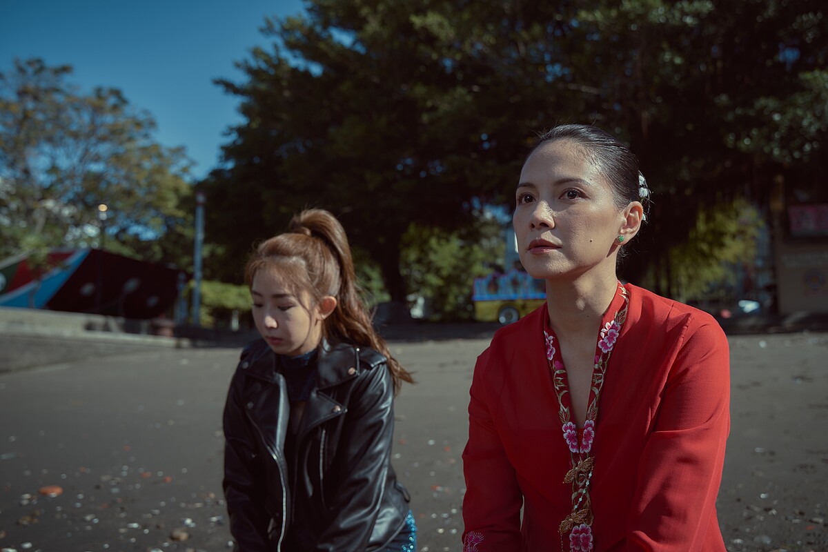 《愛情城事》邀請到李心潔首度執導劇情片，她也參與演出導演張吉安的故事，和郭書瑤(左)有精彩對手戲。